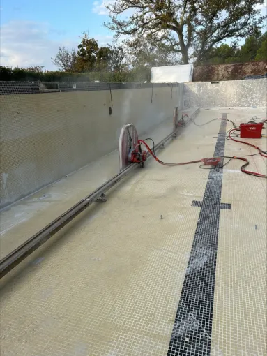 Découpe de piscine olympique suite à une malfaçon à Brignoles, Aix-en-Provence, SOSC BETON